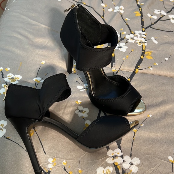 BCBG generation Black/gold open toe shoes. High heel. - Picture 5 of 5